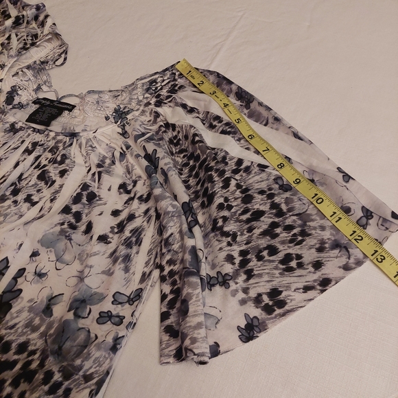 Simply Irresistible Black White Butterfly Pattern Top Flowy Lace Back Size PL - Picture 9 of 13